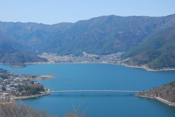 <p>ทะเลสาบ Kawaguchiko จากจุดชมวิวบนยอดเขา Mt.Tenjo ที่ตั้งอยู่ใกล้ๆ ทะเลสาบ Kawaguchiko</p>