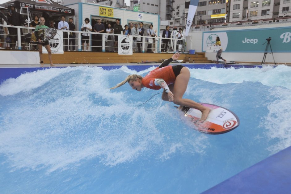 A beginner’s course for artificial surfing is available for inexperienced guests to practice safely